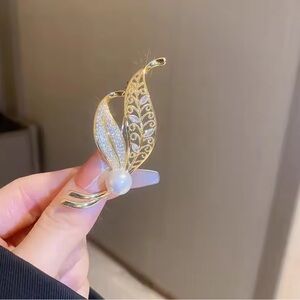 Elegant Gold and Silver Leaf Brooch with Pearl Accent